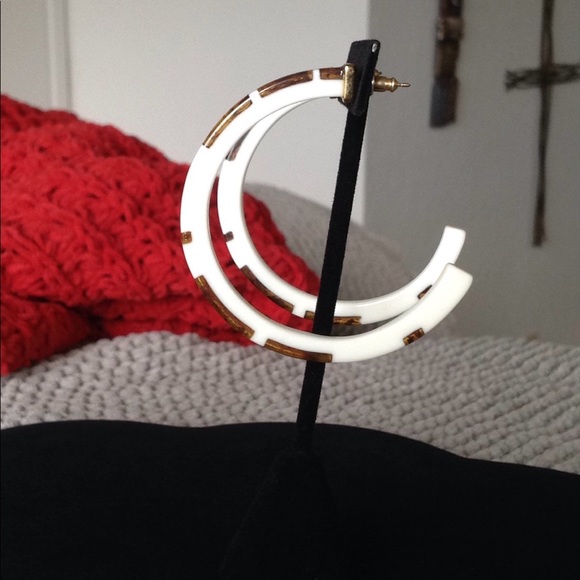 Vintage white Lucite & faux amber inlay hoops - Picture 4 of 7